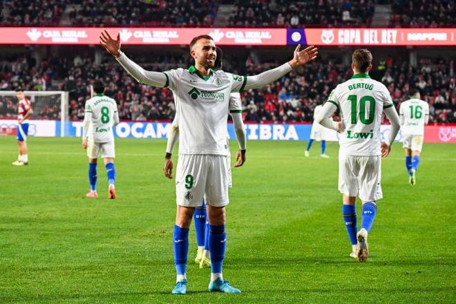 Borja Mayoral celebra su gol en el Nuevo Los Cármenes. (Foto: EFE).