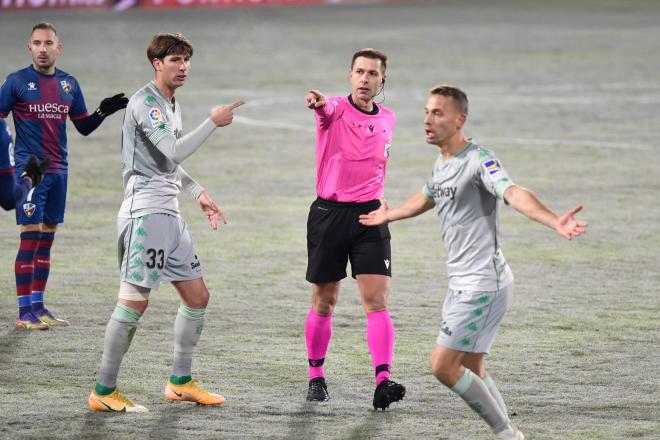 Juan Miranda y Sergio Canales en el último Huesca-Betis (foto: Cordón Press).