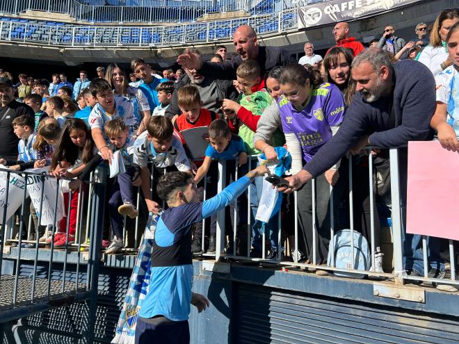 Cordero devuelve la camiseta firmada a una pequeña malaguista. (Foto: A.F.)