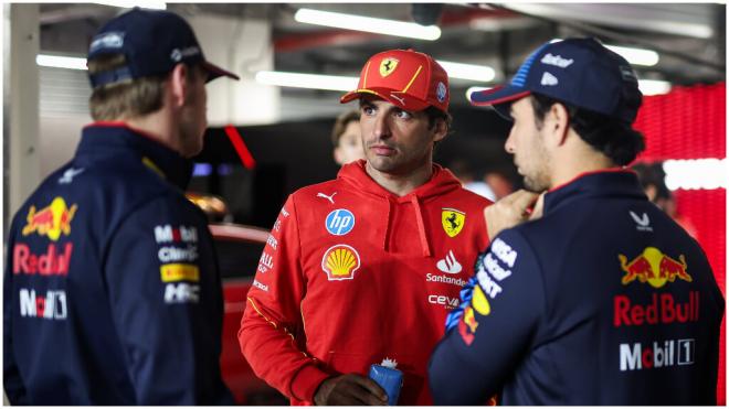 Carlos Sainz hablando con Max Verstappen y 'Checo' Pérez. (Foto: Cordon Press)