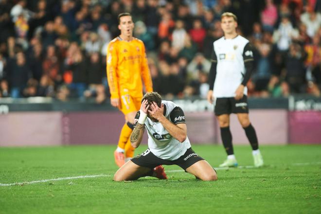 Hugo Duro, desconsolado tras el Valencia-Real Madrid (Foto: Cordon Press).