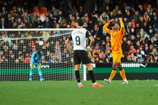 Jude Bellingham celebra su gol en el Valencia-Real Madrid (Foto: Cordon Press).