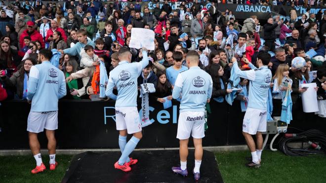 Los jugadores firman en el entrenamiento del Celta en Balaídos (Fotos: RCCV).