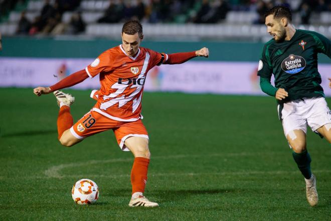 Jorge de Frutos dispara en el Racing de Ferrol-Rayo Vallecano (Foto: EFE).