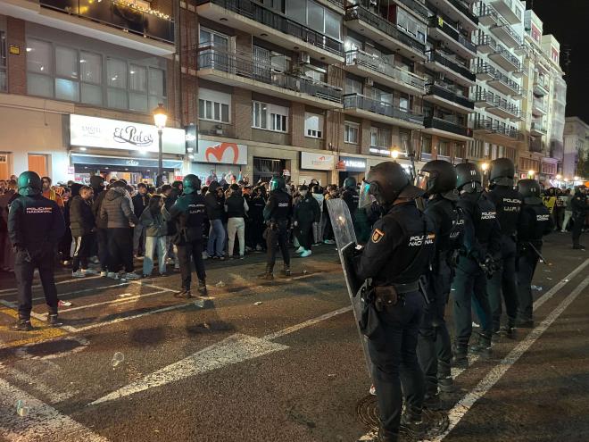 La Policía, en las afueras de Mestalla.