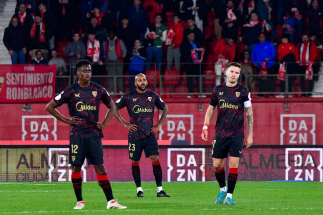 Los jugadores del Sevilla se lamentan en el partido ante el Almería (Foto: EFE).