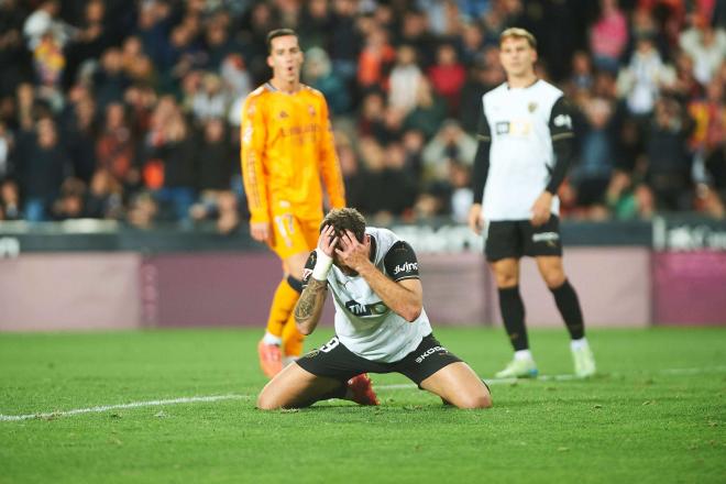 Abatidos tras el Real Madrid, momento en el que se certificó que esta será la primera vuelta de la historia