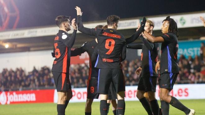 Los jugadores del Barcelona ante el Barbastro (Fuente: Cordon Press)