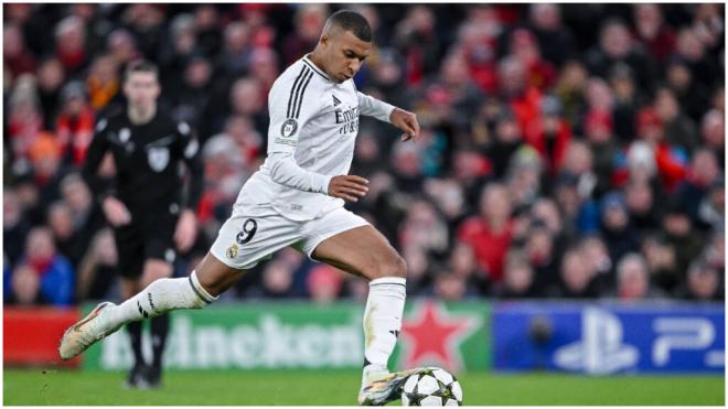 El penalti de Mbappé en Anfield. (Foto: Cordon Press)