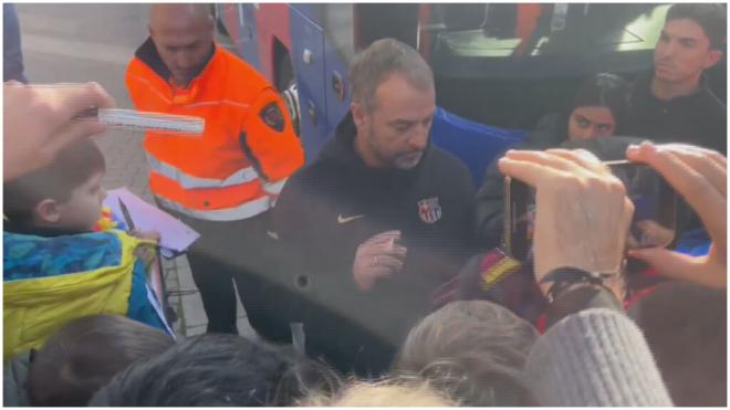 Hansi Flick firmando a los aficionados en Barbastro.