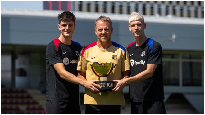 Pau Víctor y Dani Olmo junto a Hansi Flick. (Foto: Europa Press)