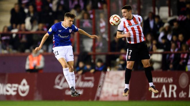 Ander Herrera cabecea ante el Logroñés, en Copa, en Las Gaunas (Foto: Athletic Club).