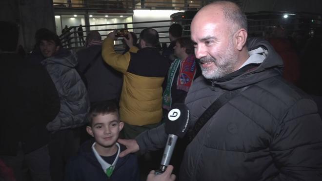 Raúl y su padre, tras el Huesca-Betis en El Alcoraz.