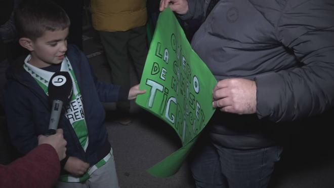 Raúl muestra la pancarta con la petición de su camiseta a Vítor Roque.