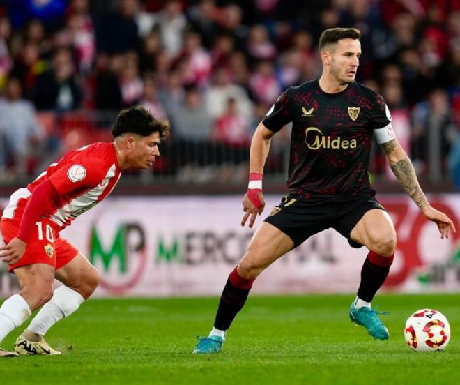 Saúl Ñíguez, ante Melamed, en el Almería-Sevilla (Foto: SFC).