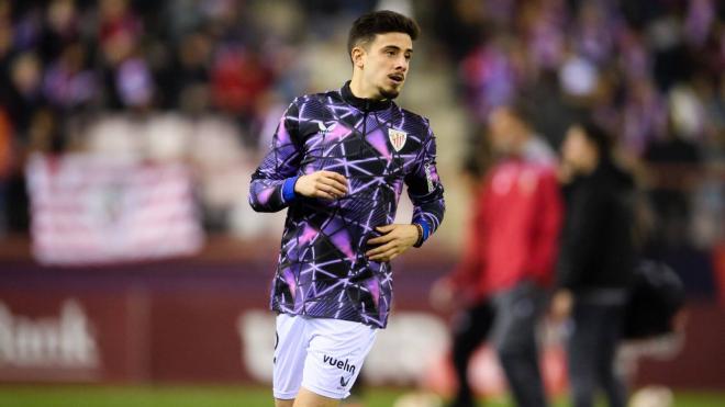 El navarro Nico Serrano calienta para disputar el partido ante la UD Logroñés, de Copa, en Las Gaunas (Foto: Athletic Club).