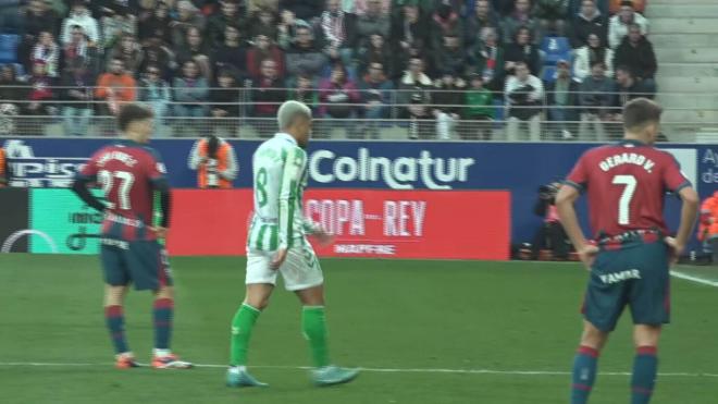 Vítor Roque, cabizbajo tras su cambio en el Huesca-Betis.