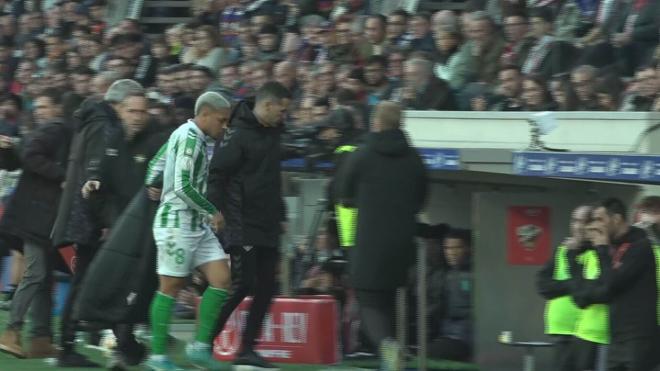 Vítor Roque, cabizbajo tras su cambio en el Huesca-Betis.