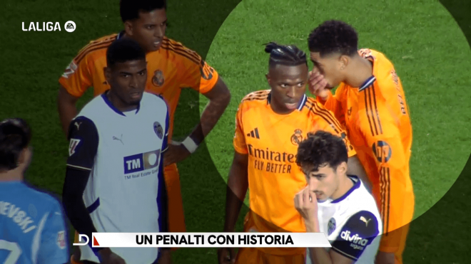 Jude Bellingham hablando con Vinicius Jr antes de tirar el penalti (Fuente: ElDesmarque)