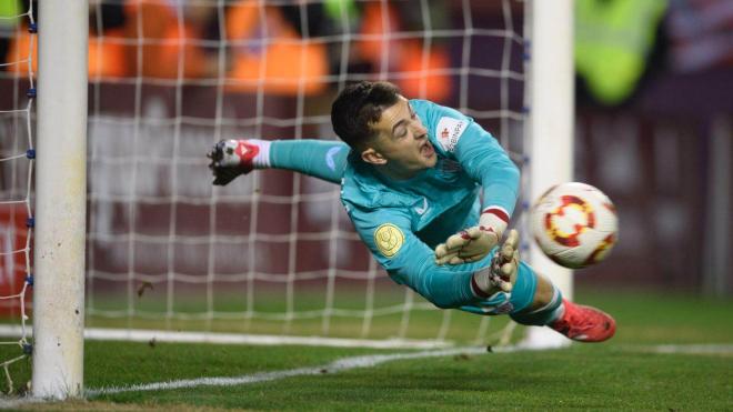 Julen Agirrezabala para un penalti ante el Logroñés en Copa en Las Gaunas (Foto: Athletic Club).