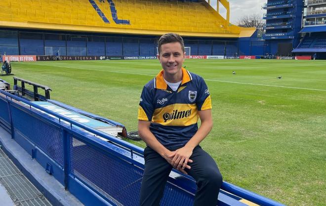 Ander Herrera posa con la camiseta de Boca Juniors en La Bombonera.