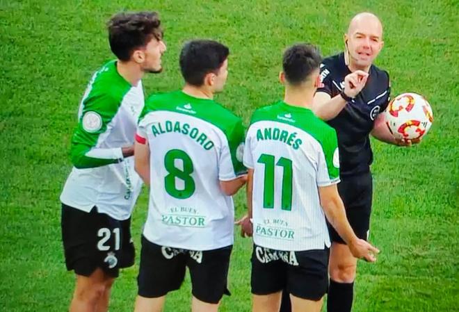 Los jugadores del Racing charlan con González Fuertes (Foto: Movistar Plus).