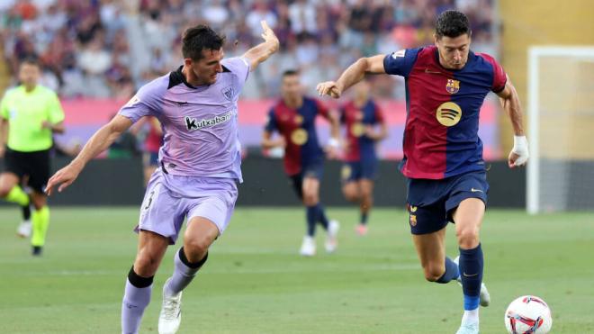 Robert Lewandowski y Dani Vivian en el Barcelona-Athletic (Fuente: Cordon Press)