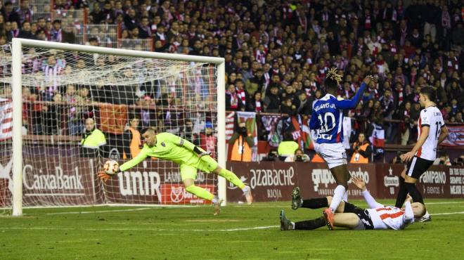 Paradón de Kike Royo a Nico Williams, en Copa en Las Gaunas (Foto: Athletic Club).