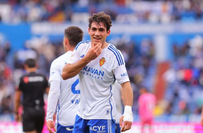 Iván Azón celebra un gol con el Real Zaragoza (Foto: LALIGA).