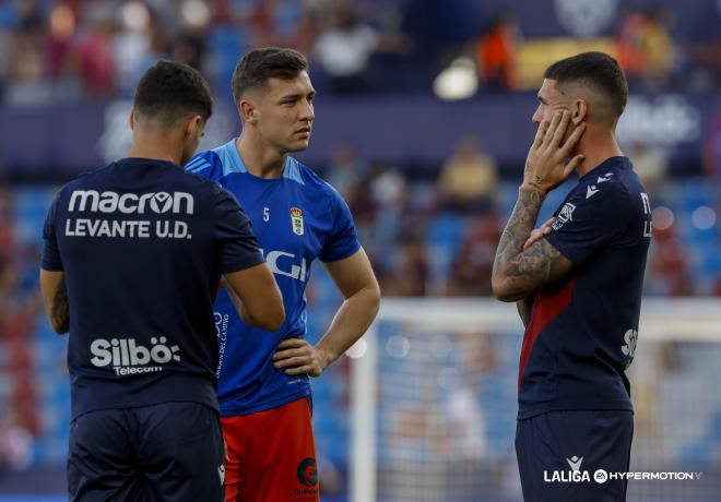 Alberto del Moral conversa con dos jugadores del Levante UD (Foto: LALIGA).