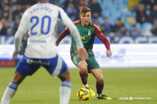 Alberto del Moral juega en el Zaragoza - Real Oviedo (Foto: LALIGA).