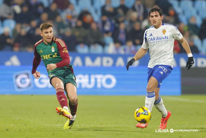 Alberto del Moral juega ante Iván Azón en el Zaragoza - Real Oviedo (Foto: LALIGA).