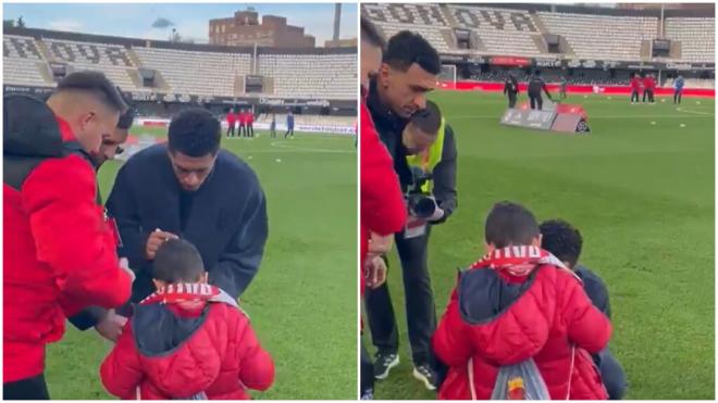 Jude Bellingham firmando un autógrafo a un  niño en el césped del Cartagonova (X: @javiherraez)