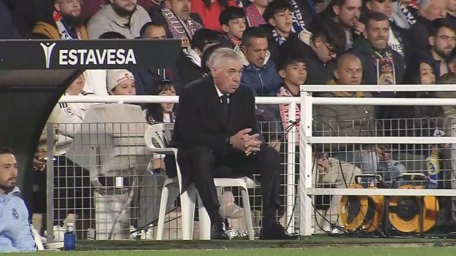 Carlo Ancelotti, en una silla de plástico durante el Deportiva Minera-Real Madrid.