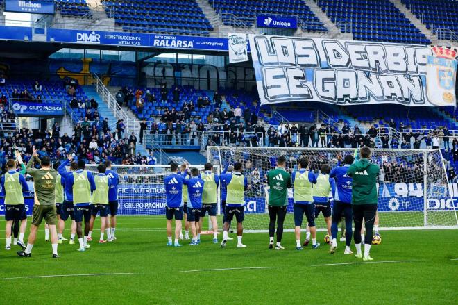 Los jugadores del Real Oviedo agradecen el apoyo de la afición en el Carlos Tartiere (Foto: RO).