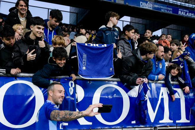 Santi Cazorla se fotografía con los niños del Real Oviedo en el Tartiere (Foto: RO).