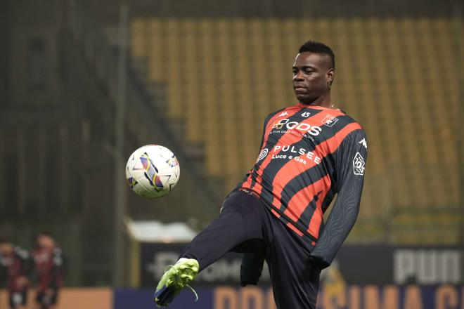 Mario Balotelli calienta antes de un partido del Génova (Foto: Cordon Press).