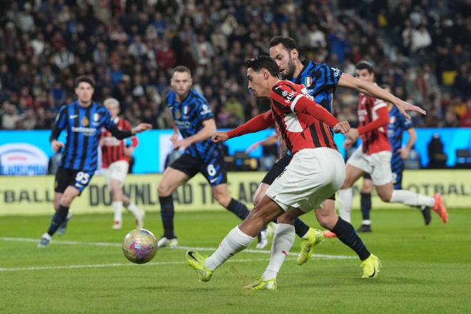 Tijani Reijnders centra delante de Çalhanoglu en el Milan-Inter (Foto: Cordon Press).