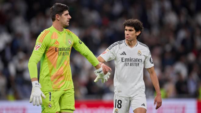 Courtois y Vallejo se saludan en un partido del Real Madrid (Cordon Press)