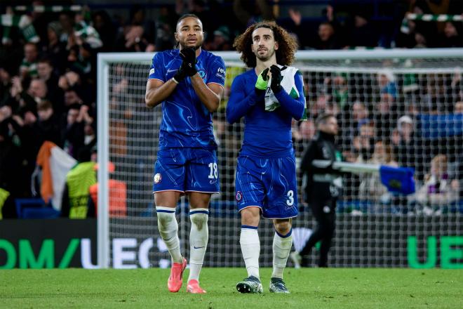 Nkunku con Cucurella en el Chelsea (Cordon Press)