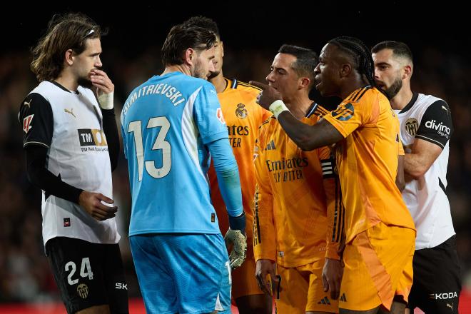 Vinicius y Dimitrievski discutiendo en Mestalla (Cordon Press)