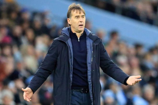 Julen Lopetegui abre los brazos en un partido del West Ham (Foto: Cordon Press).