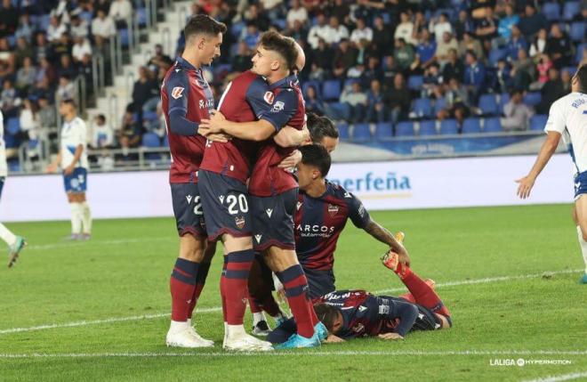 Andrés García celebra su golazo en el Tenerife-Levante (Foto: LALIGA).