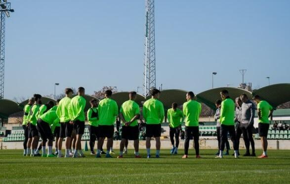 Los futbolistas del Betis en el nuevo campo (foto: RBB).