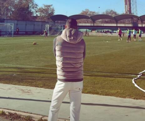 Joaquín Sánchez viendo el entrenamiento.