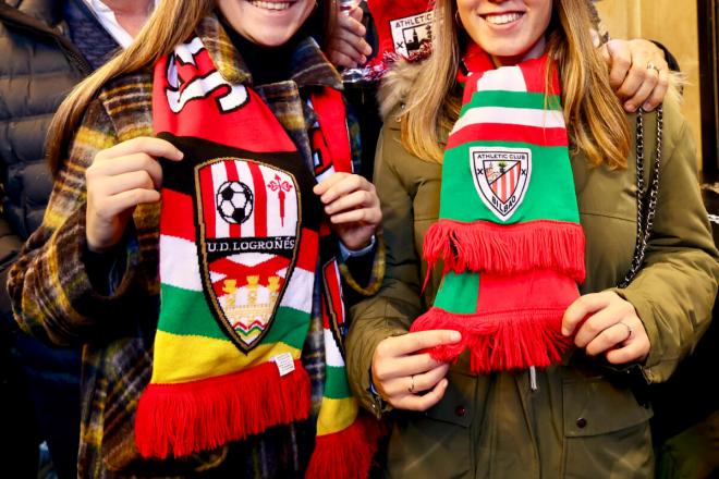 Dos aficionadas posan en la previa del Logroñés-Athletic de Copa del Rey (Foto: EFE).