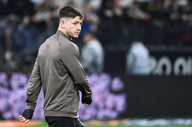 Rodrigo Garro calienta antes de un partido con el Corinthians (Foto: Cordon Press).