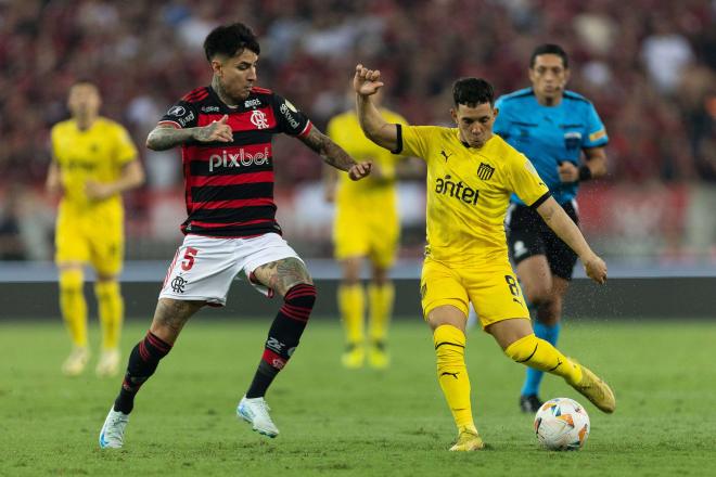 Leo Fernández, jugador de Peñarol, frente a Flamengo (Foto: Cordon Press).