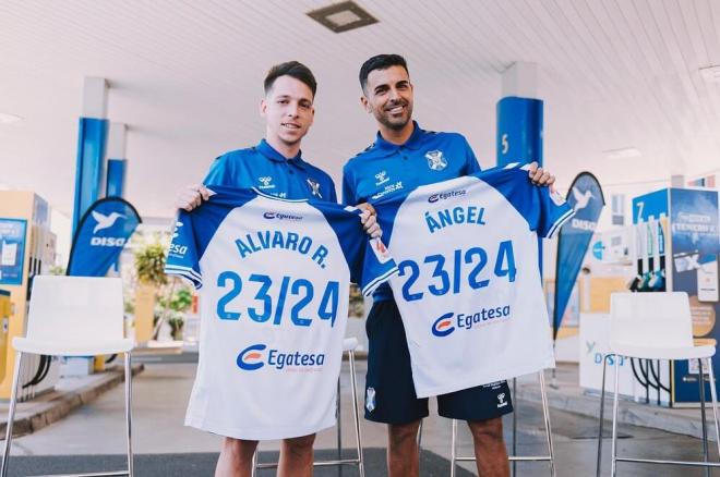 Álvaro Romero posa junto a Ángel en la presentación de ambos con el Tenerife la pasada temporada