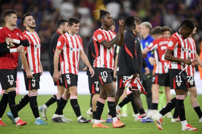 Despedida, con aplausos a la afición, de la Supercopa tras caer (0-2) frente al Barça (Foto: Athletic Club).